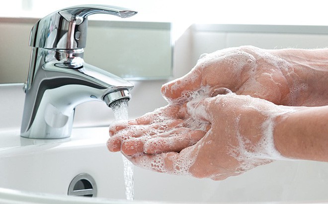 Rửa tay kỹ bằng xà phòng trước và sau khi ăn, sau khi đi vệ sinh phòng bệnh lây truyền qua đường tiêu hóa